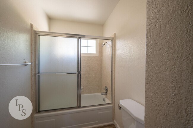Building Photo - Kerman Westside Large 3 Bedroom Home, Bran...