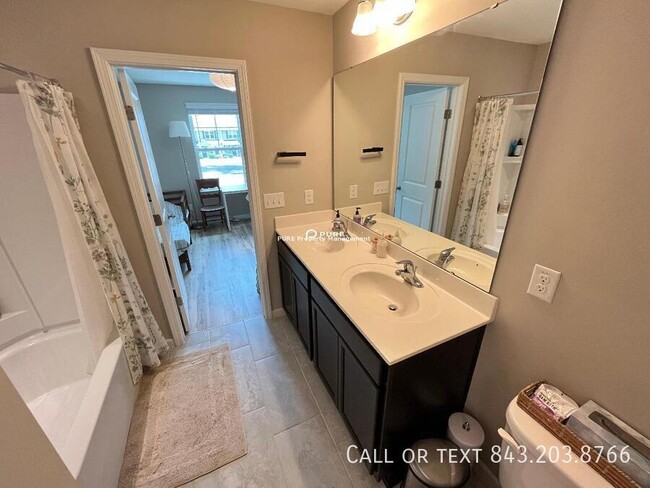 Building Photo - Spacious 2 Bedroom Townhouse in Gated Comm...