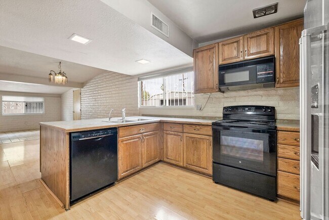 Building Photo - Eastside 4 Bedroom Home with Pool