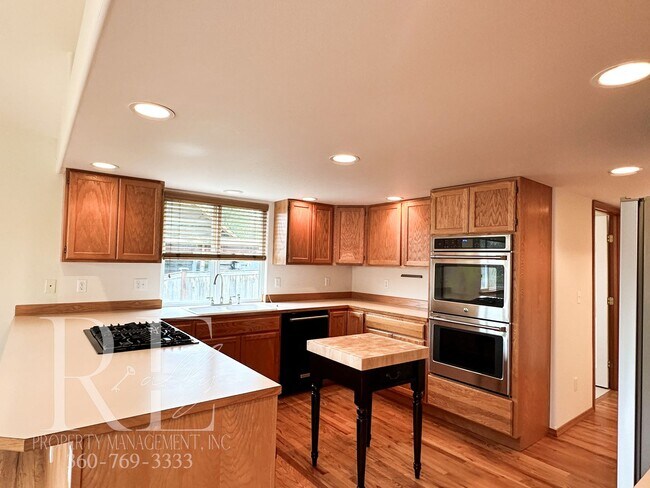 Building Photo - Fantastic Private Lakefront Rambler