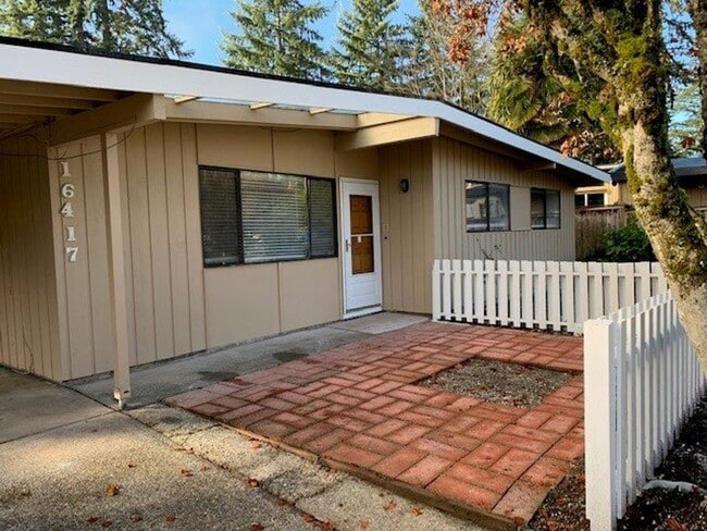 Building Photo - Newly Updated Bellevue/Interlake Rambler Home!