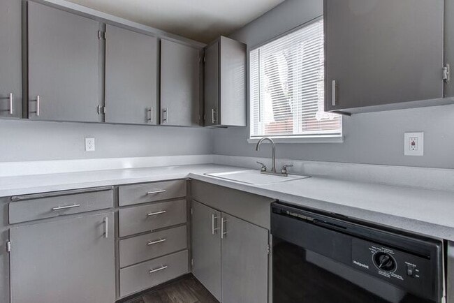 Building Photo - 1 bedroom 1 bath newly renovated unit at Shenandoah !