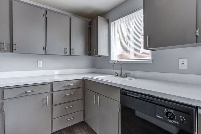 Building Photo - Great 1 Bed 1 Bath unit waiting for you to...