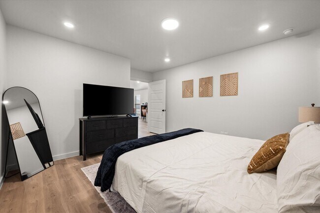 Building Photo - Four Beds, All Appliances, All Smiles!