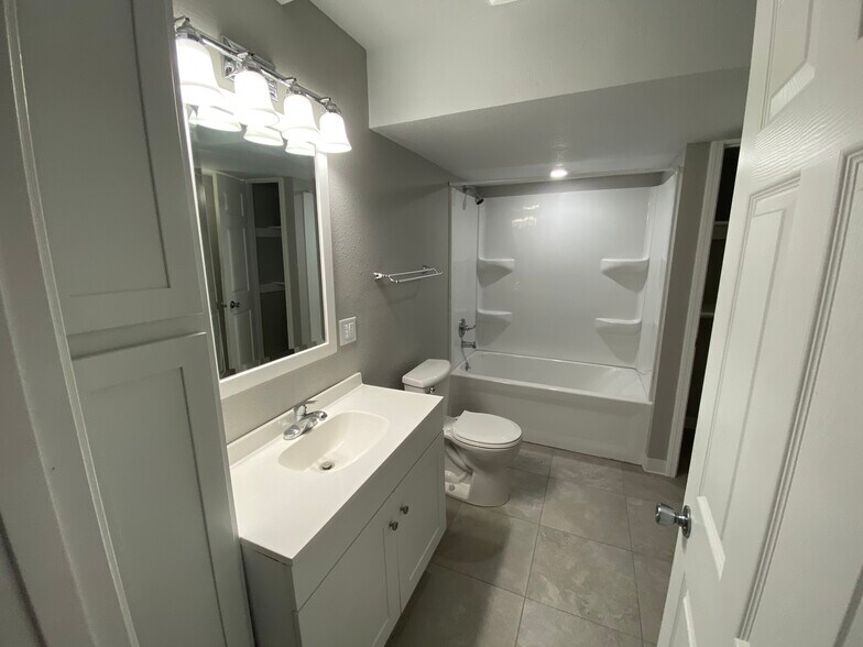 Downstairs bath - 1305 Vine St