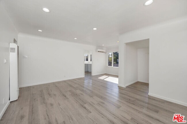 Building Photo - 2103 Barclay St