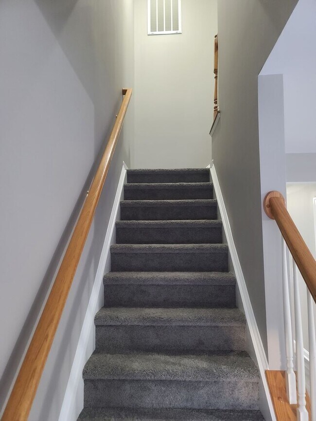 Building Photo - 3 bedroom,  2 1/2 bath town home in Waynesboro PA