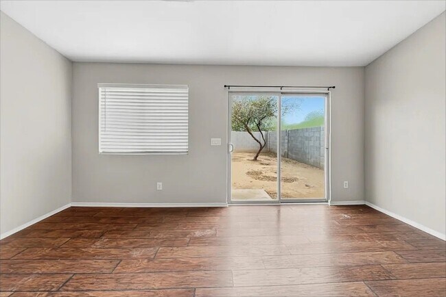 Building Photo - 907 W Roeser Rd