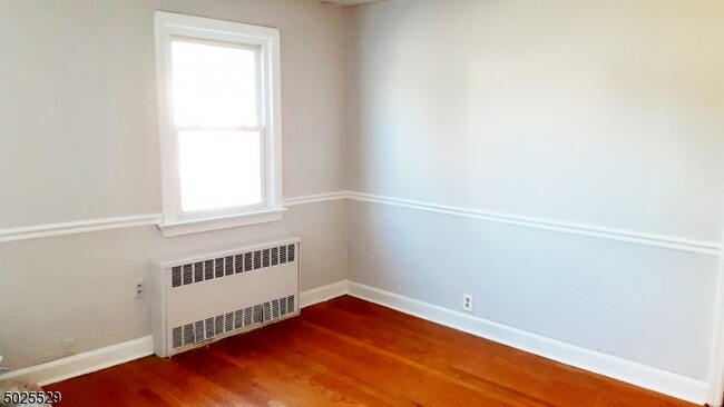 Building Photo - 213 Linden Ave
