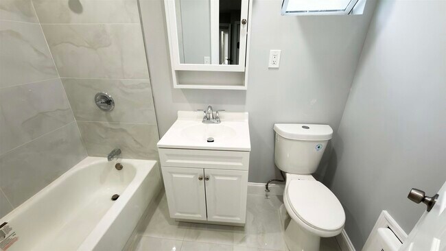 Building Photo - 552 38th St