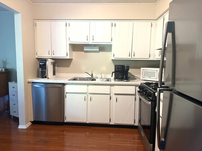 Building Photo - 1705 Lakecliffe Dr