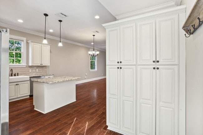 Building Photo - Gorgeous 3BD/3.5BA Uptown Home with A Large Fenced in Backyard