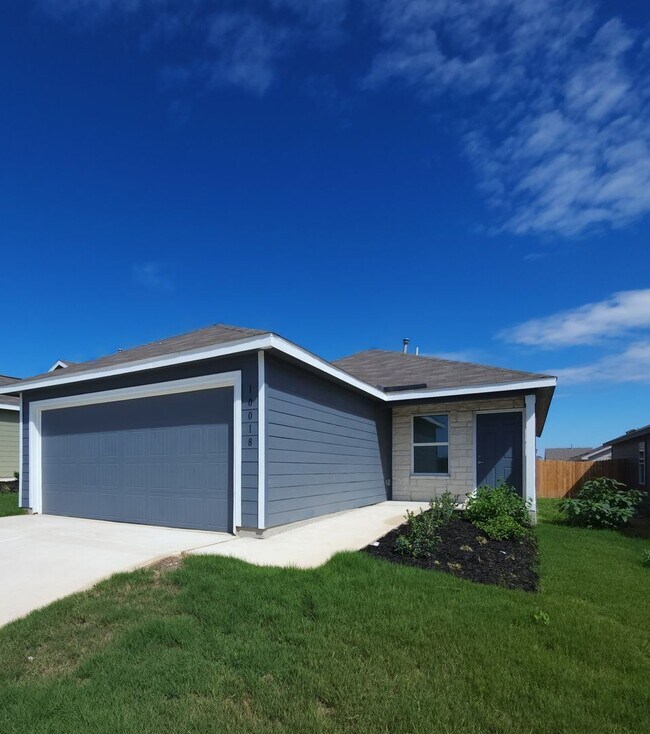 Building Photo - Welcome to Your Home in the Desirable Vida Subdivision!