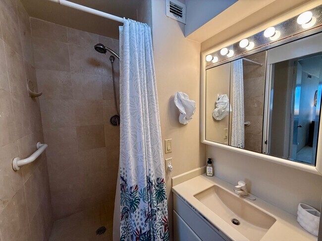 Building Photo - Fully Furnished Condo with the  Best Views and Amenities in Hawaii Kai