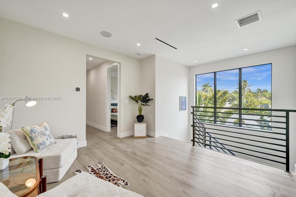 Building Photo - 1101 NE 16th Ter