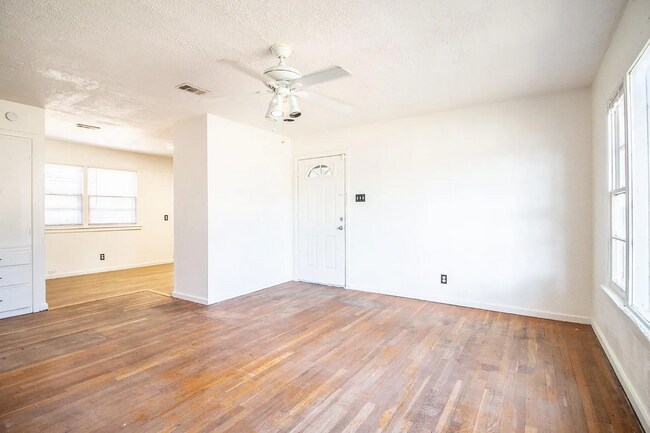 Building Photo - Updated 3 Bedroom Home for Rent in Central...