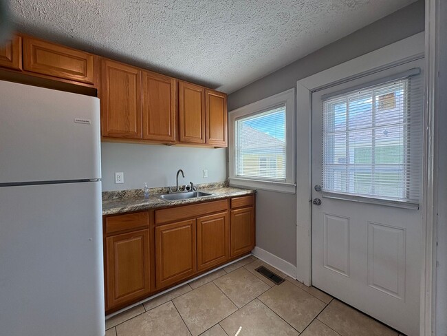 Building Photo - Two Bedroom Cottage!