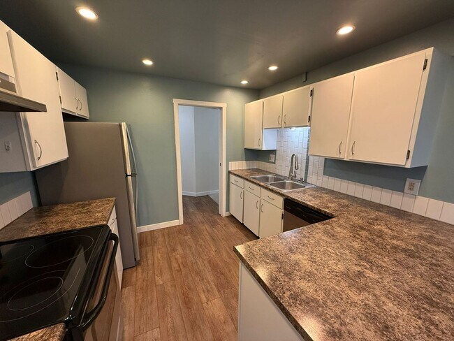 Building Photo - 2 Bedroom 2 Bathroom Plus Amenities!