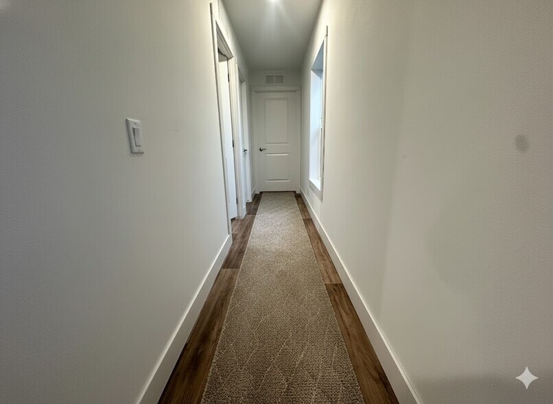 Building Photo - 19 Cavalier St N