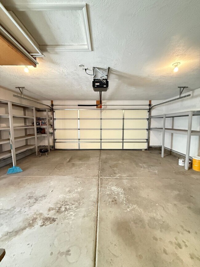 Building Photo - Immaculate 3 bedroom, 2 bath home in desirable Medford Neighborhood!