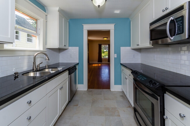 Building Photo - Updated and Fresh 3  Bedroom 2 Bath in Des...