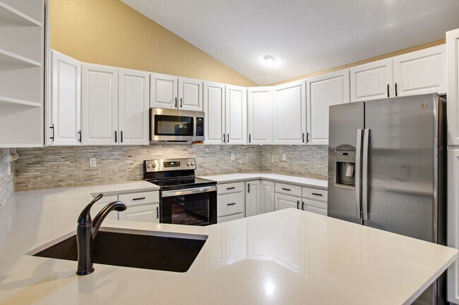 Building Photo - Stunning Updated Patio Home in Highland Me...