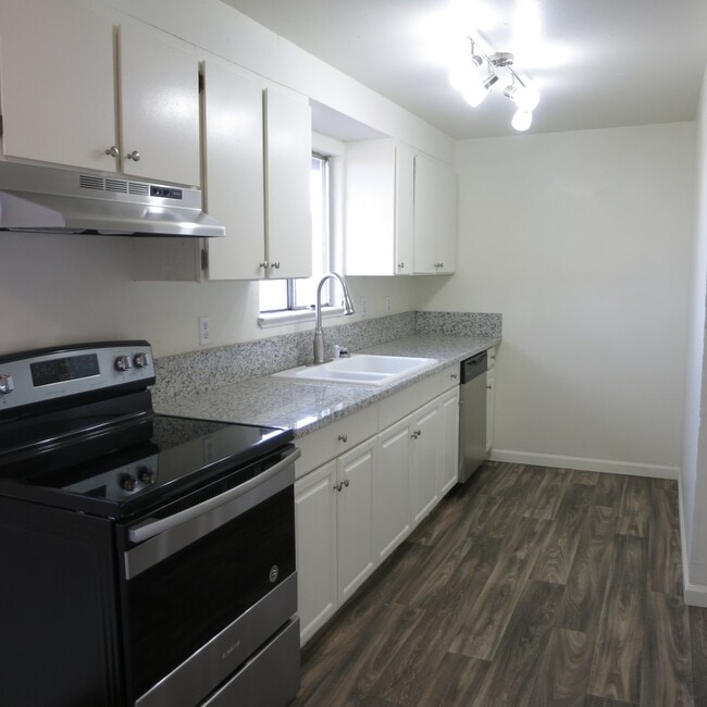 Building Photo - Cozy 4 bedroom House