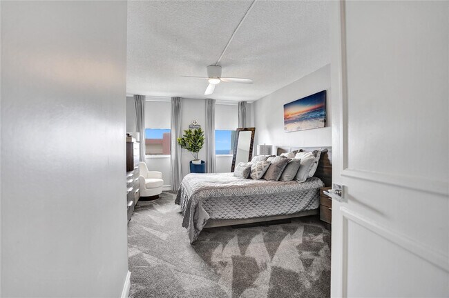 Building Photo - 1150 Hillsboro Mile