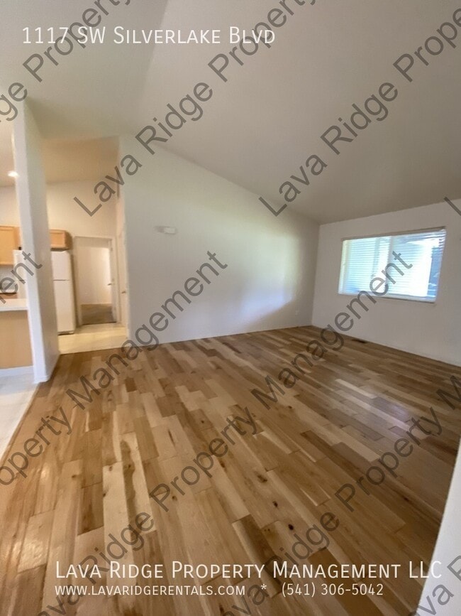 Building Photo - 1117 SW Silver Lake Blvd