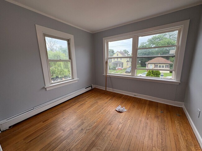 Building Photo - Large 5 Bedroom 2 Bathroom Single Family H...