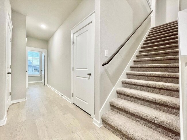 Building Photo - 2415 Lakey Cv