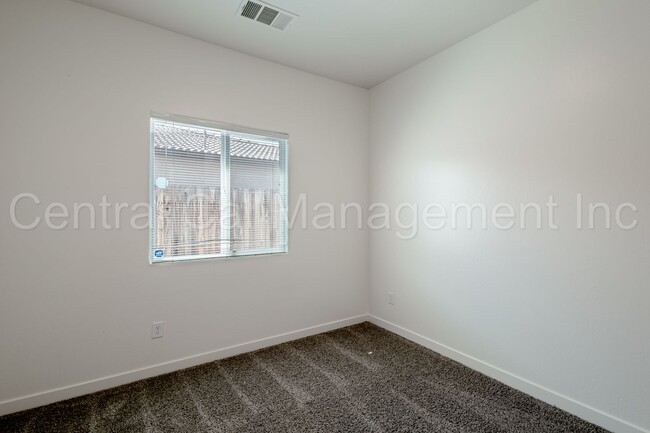 Building Photo - 4 bedroom 2 bath  Home in the Desired Sout...