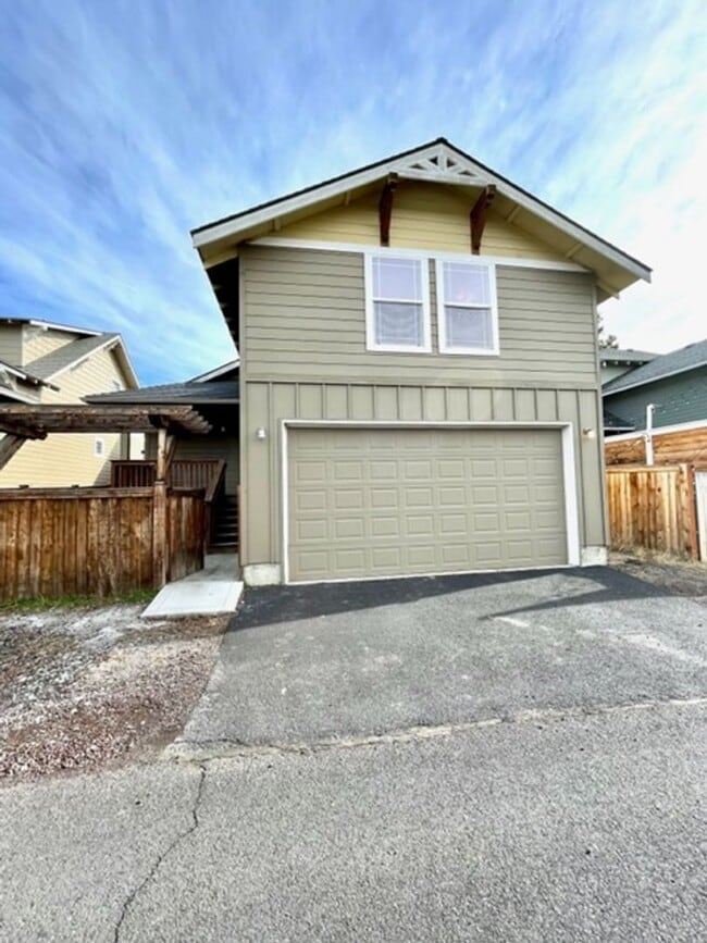 Building Photo - Great home in NE Bend!  New listing!