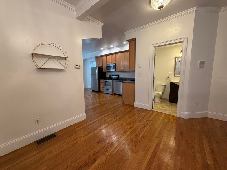 Building Photo - 157 M St