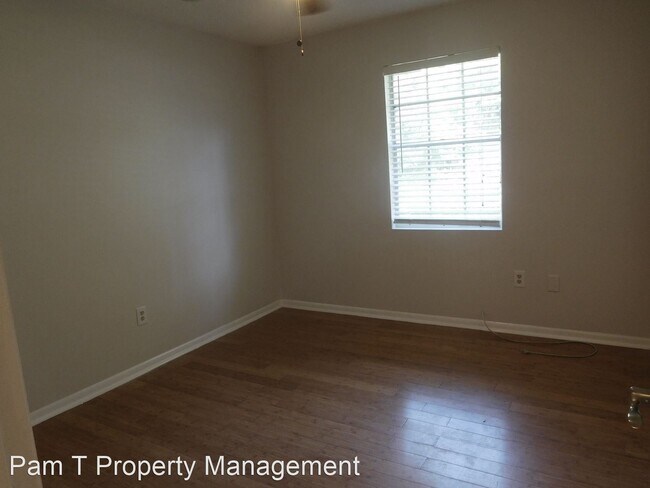 Building Photo - 3 br, 1.5 bath House - 204 Holiday Circle