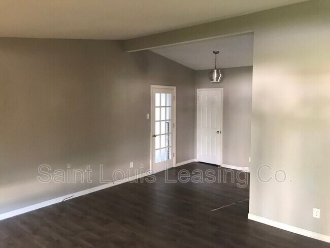 Building Photo - 370 St Edward Ln