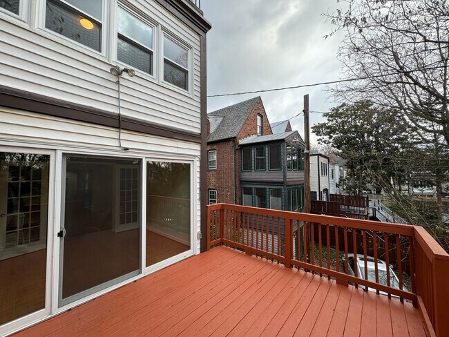 Building Photo - Stunning 4 Bed 3 Bath Tudor-style Brick Townhome In Desired Foxhall