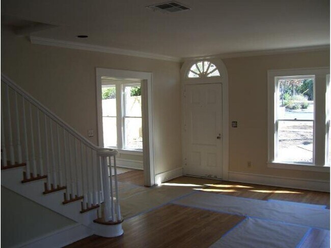 Building Photo - Large 4 Bedroom house with parking in North Campus