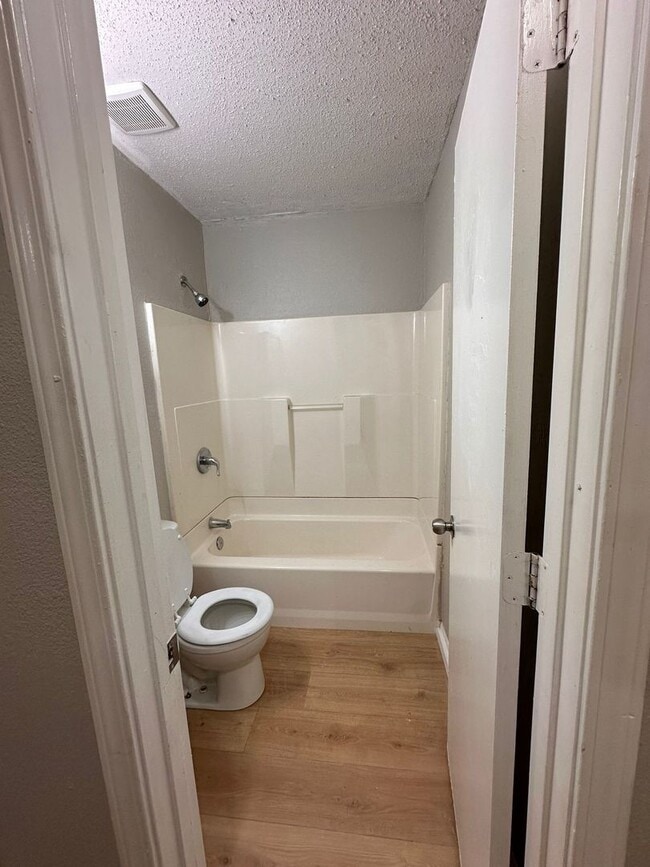 Building Photo - 2 Bed 1 Bath With Garage