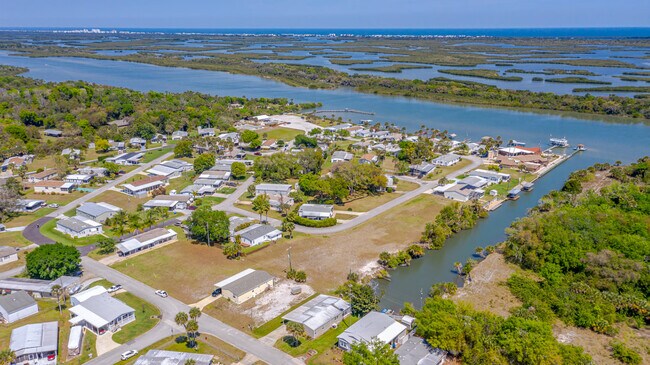 Building Photo - Gem of an apartment right on the coast! Wo...