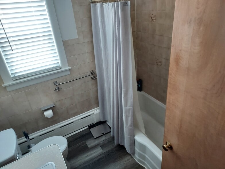Newly refurbished full bathroom. - 1145 Cleveland Dr
