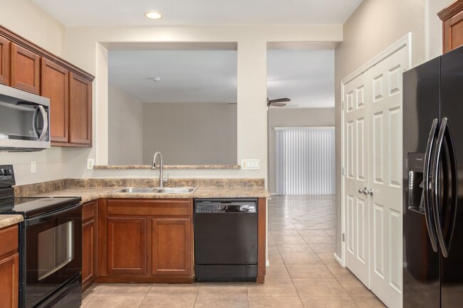 Building Photo - Check out this 3 bed/2 bath LARGE CORNER LOT!