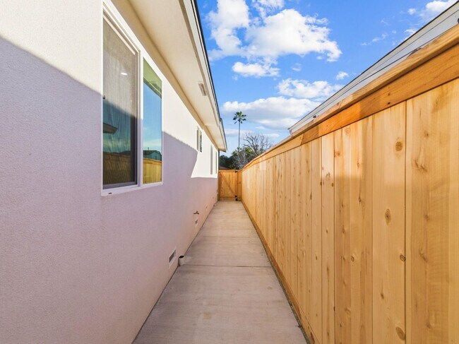 Building Photo - 436 Date Ave