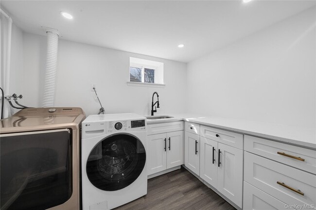 Building Photo - 68-21 Cloverdale Ln