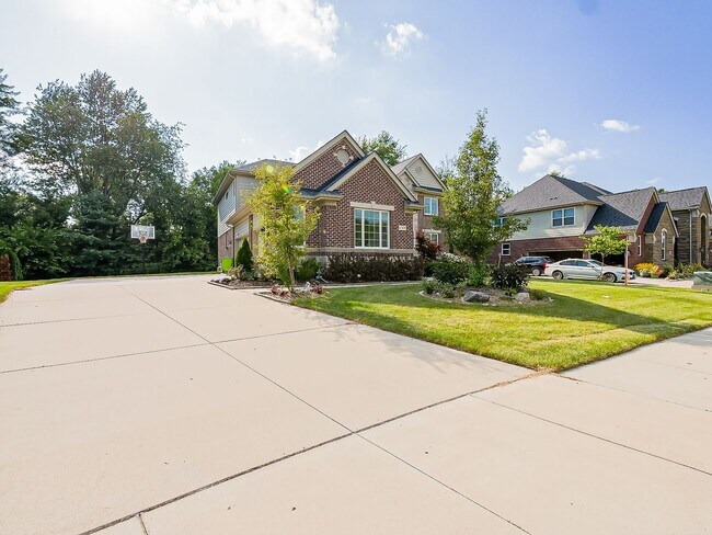 Building Photo - AVAILABLE NOW! Stunning 5-Bedroom Home in ...