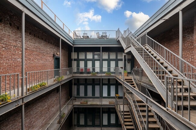 Building Photo - 1 bedroom, 1 bath updated condo in downtow...