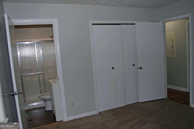 Building Photo - 6694 Young Ct