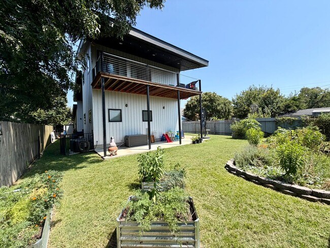 Building Photo - Contemporary 2 bedroom, 2.5 bath home in the heart of Route 66.