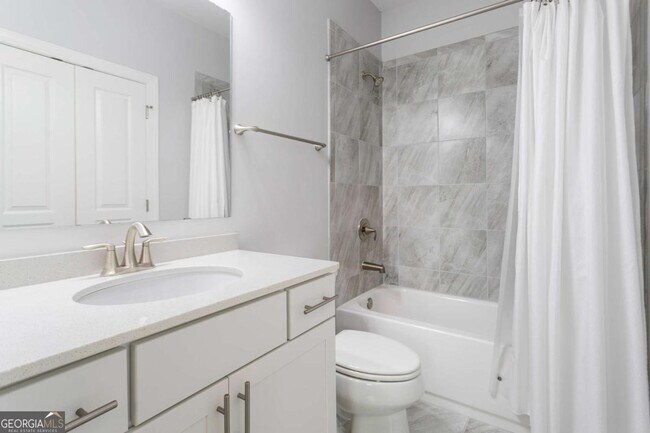 Building Photo - 330 La Perla Dr