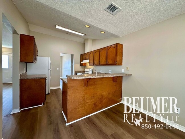 Building Photo - Spacious inside and out home for Rent